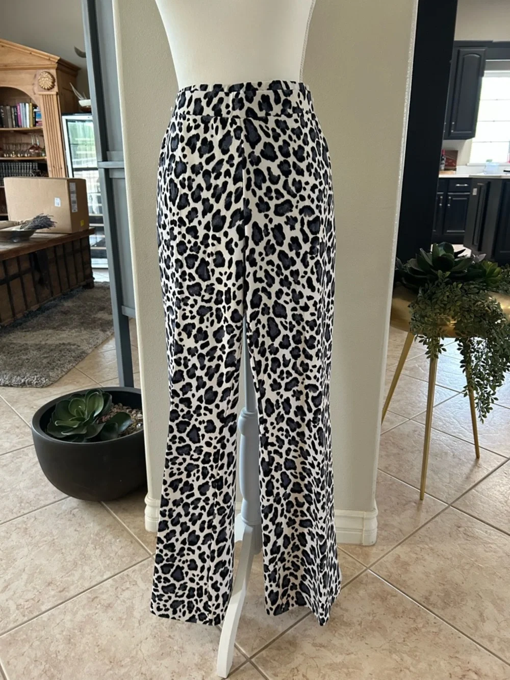 Imán Animal Print Pants - Picture 2 of 9